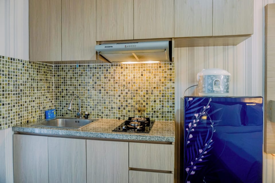 Deluxe Apartment | Private kitchen | Full-size fridge, stovetop, rice cooker, cookware/dishes/utensils
