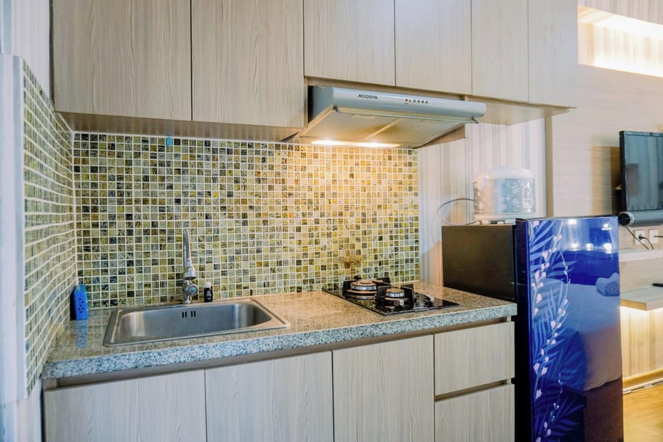 Deluxe Apartment | Private kitchen | Full-size fridge, stovetop, rice cooker, cookware/dishes/utensils