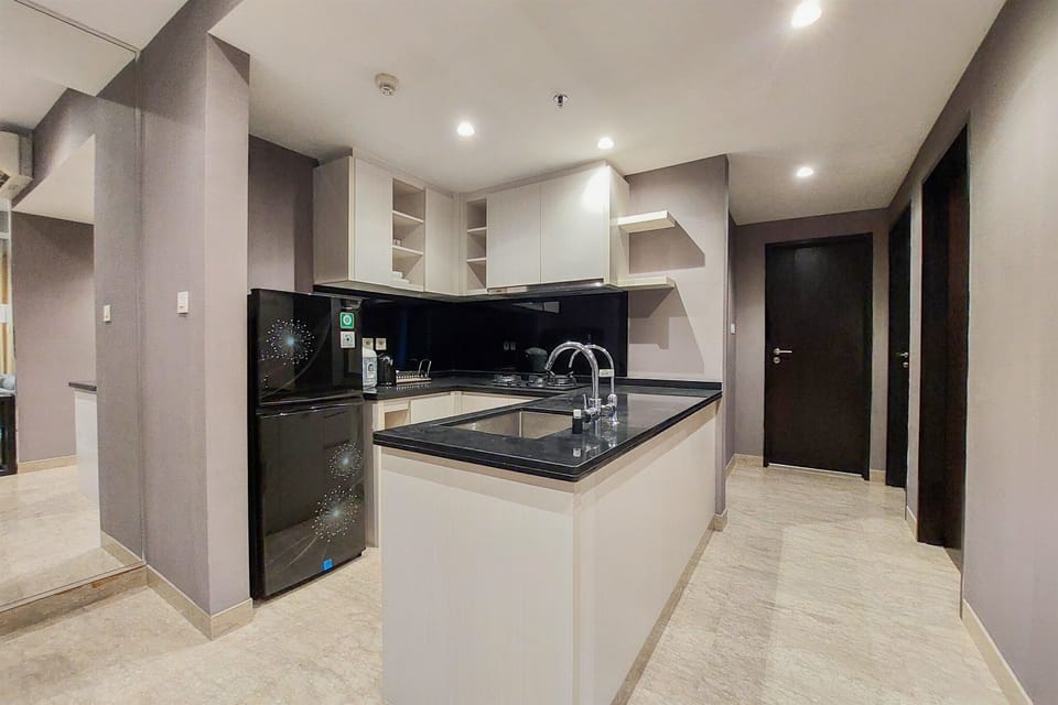 Deluxe Apartment | Private kitchen | Full-size fridge, stovetop, rice cooker, cookware/dishes/utensils
