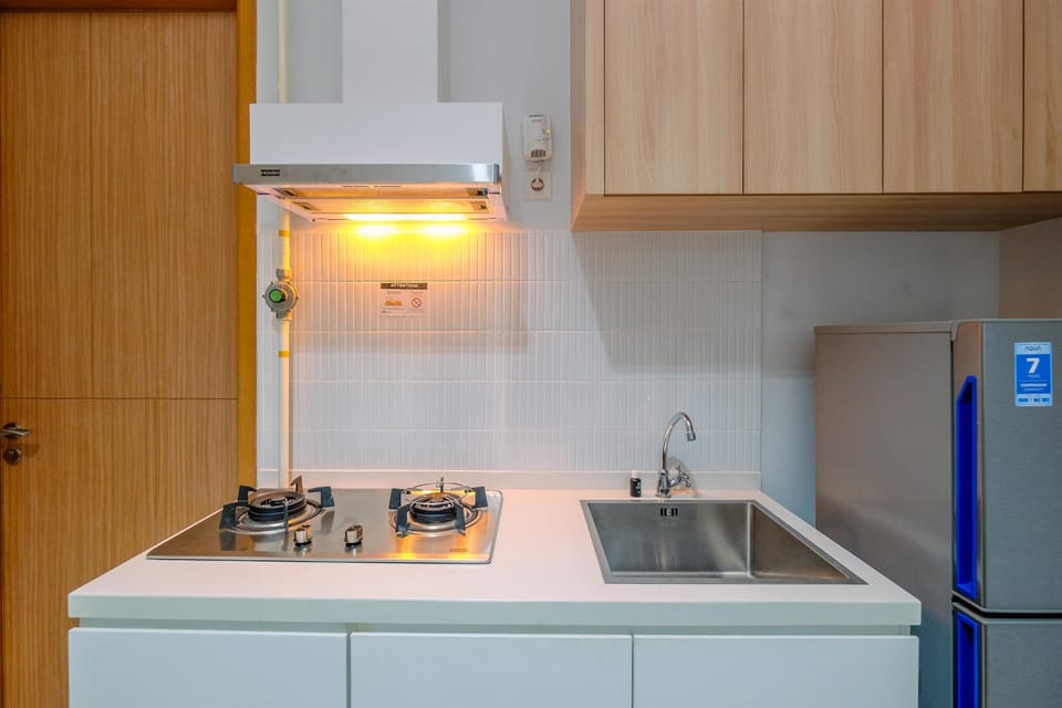 Deluxe Apartment | Private kitchen | Full-size fridge, microwave, stovetop, rice cooker