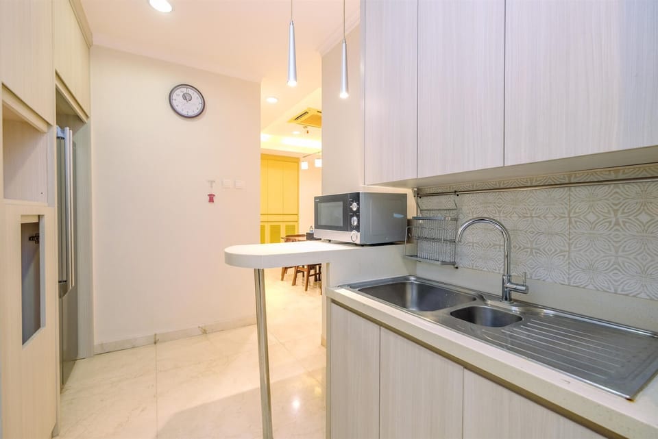 Deluxe Apartment | Private kitchen | Full-size fridge, microwave, stovetop, rice cooker
