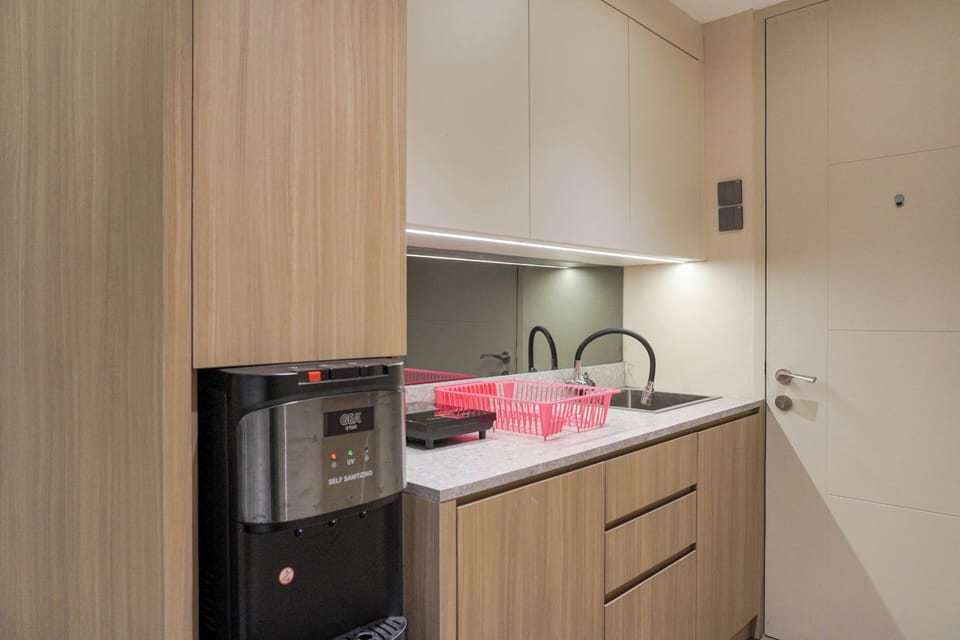 Deluxe Apartment | Private kitchen | Full-size fridge, stovetop, rice cooker, cookware/dishes/utensils