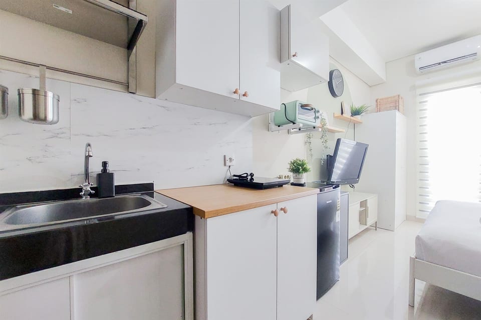 Deluxe Apartment | Private kitchen | Full-size fridge, oven, stovetop, cookware/dishes/utensils