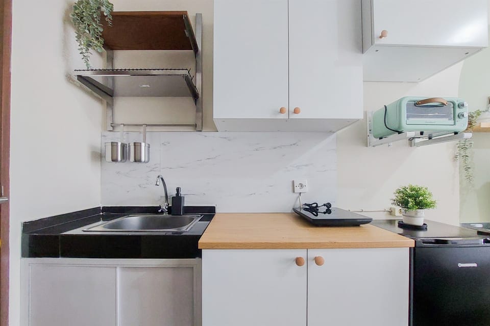 Deluxe Apartment | Private kitchen | Full-size fridge, oven, stovetop, cookware/dishes/utensils