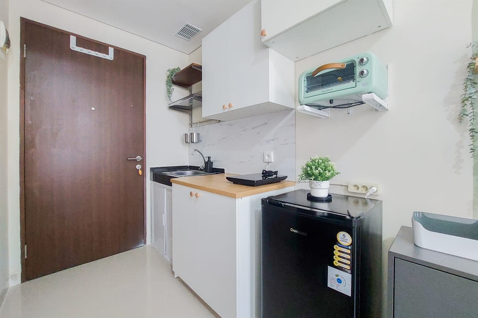 Deluxe Apartment | Private kitchen | Full-size fridge, oven, stovetop, cookware/dishes/utensils