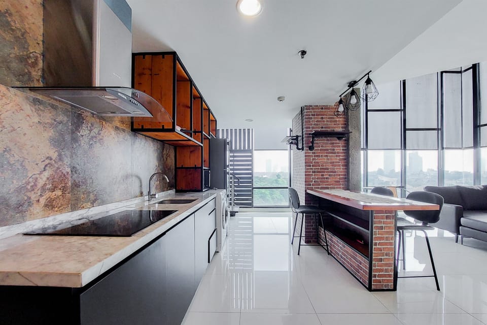 Deluxe Apartment | Private kitchen | Full-size fridge, microwave, stovetop, rice cooker