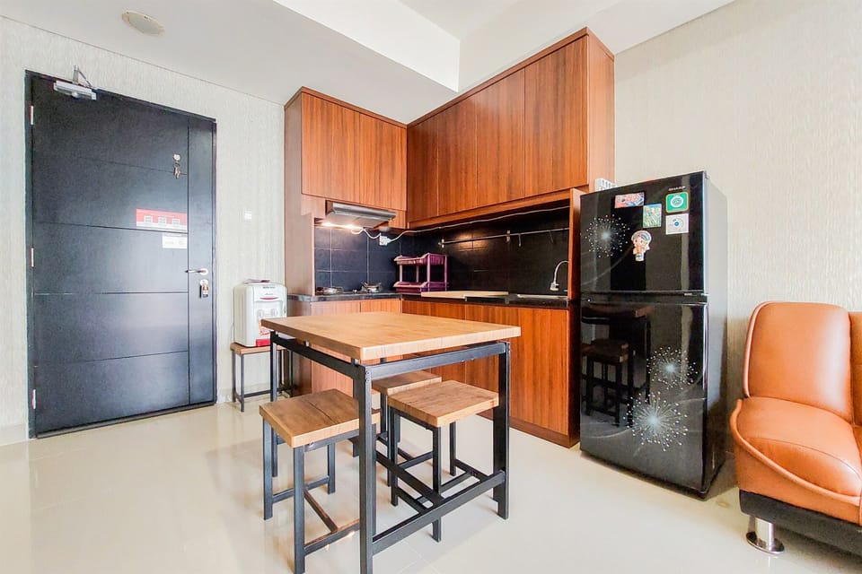Deluxe Apartment | Private kitchen | Full-size fridge, stovetop, rice cooker, cookware/dishes/utensils