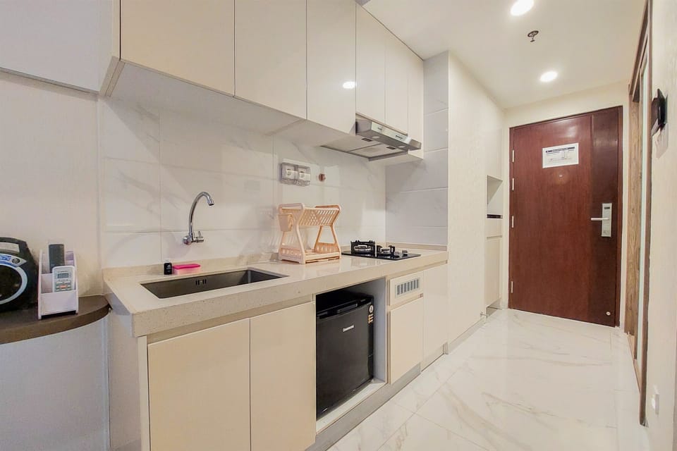 Deluxe Apartment | Private kitchen | Stovetop, rice cooker, cookware/dishes/utensils