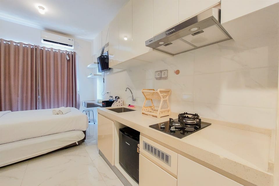 Deluxe Apartment | Private kitchen | Stovetop, rice cooker, cookware/dishes/utensils