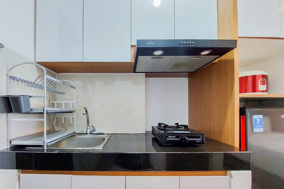 Deluxe Apartment | Private kitchen | Full-size fridge, stovetop, rice cooker, cookware/dishes/utensils