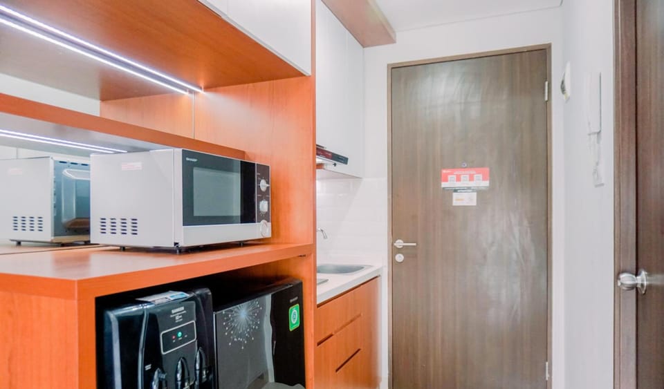 Deluxe Apartment | Private kitchen | Full-size fridge, stovetop, rice cooker, cookware/dishes/utensils