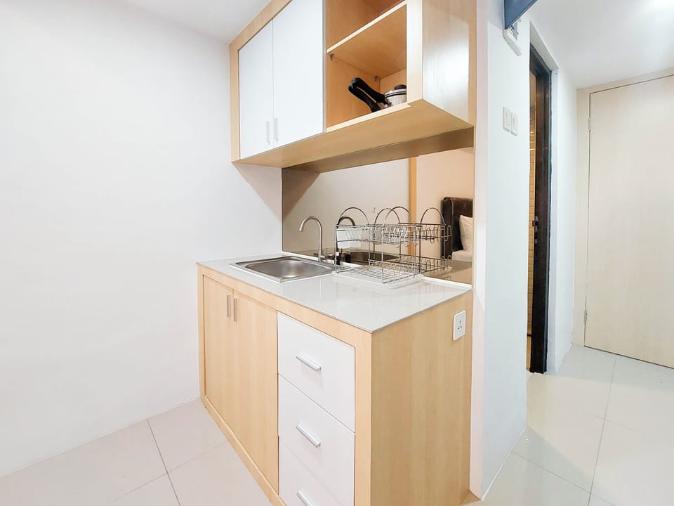 Deluxe Apartment | Private kitchen | Full-size fridge, stovetop, rice cooker, cookware/dishes/utensils