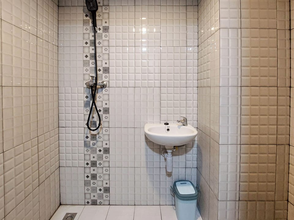 Deluxe Apartment | Bathroom | Shower, towels, shampoo