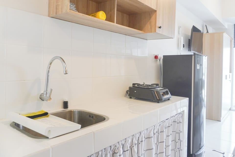 Deluxe Apartment | Private kitchen | Full-size fridge, stovetop, rice cooker, cookware/dishes/utensils