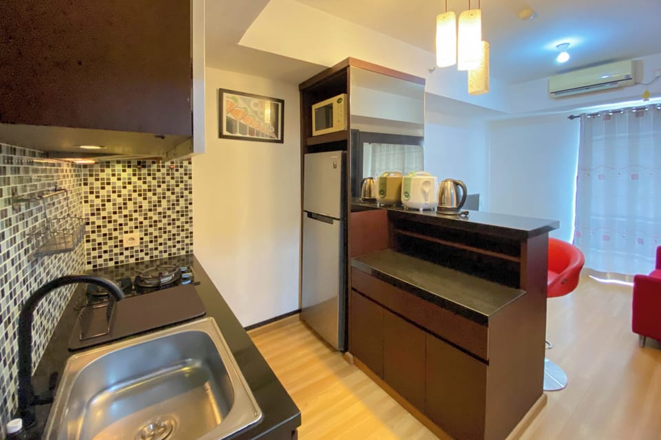 Deluxe Apartment | Private kitchen | Full-size fridge, stovetop, rice cooker, cookware/dishes/utensils