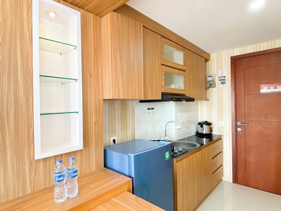Deluxe Apartment | Private kitchen | Full-size fridge, stovetop, rice cooker, cookware/dishes/utensils