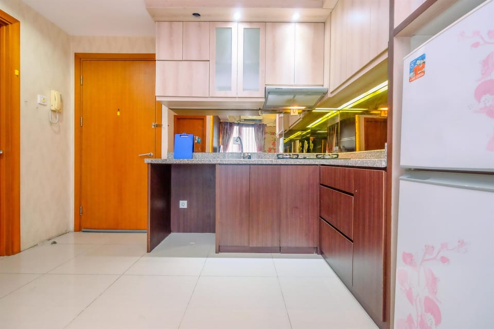 Deluxe Apartment | Private kitchen | Full-size fridge, stovetop, rice cooker, cookware/dishes/utensils