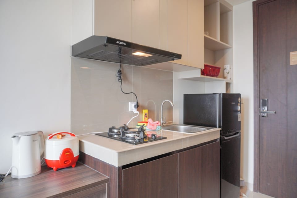 Deluxe Apartment | Private kitchen | Full-size fridge, stovetop, rice cooker, cookware/dishes/utensils