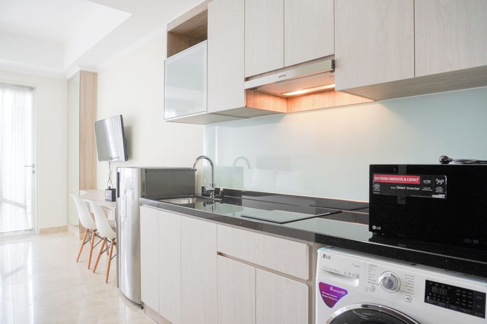 Deluxe Apartment | Private kitchen | Full-size fridge, stovetop, rice cooker, cookware/dishes/utensils