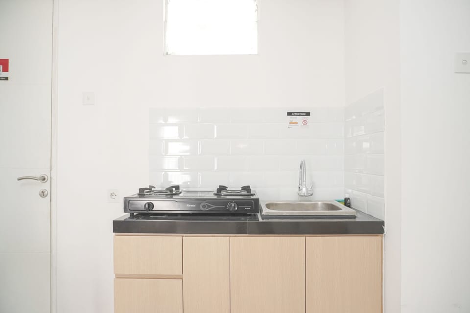 Deluxe Apartment | Private kitchen | Full-size fridge, stovetop, rice cooker, cookware/dishes/utensils
