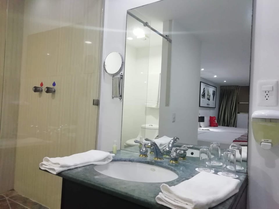 Basic Double Room | Bathroom | Rainfall showerhead, free toiletries, towels, soap