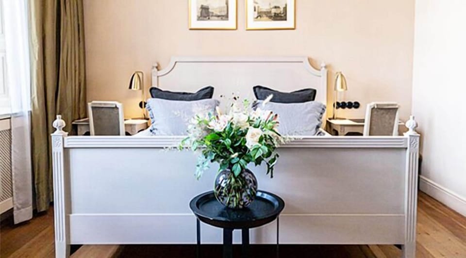 Double Room (160 cm bed) | In-room safe, individually decorated, desk, iron/ironing board