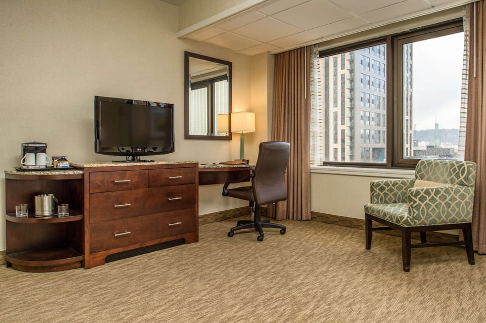 Room, 1 King Bed, Non Smoking | Premium bedding, down comforters, pillowtop beds, in-room safe