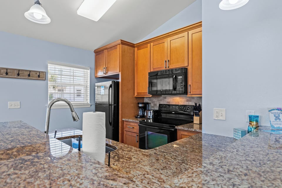 House, Multiple Beds, Kitchen, Garden View (117 Palm Beach Dr) | Private kitchen | Fridge, microwave, oven, stovetop