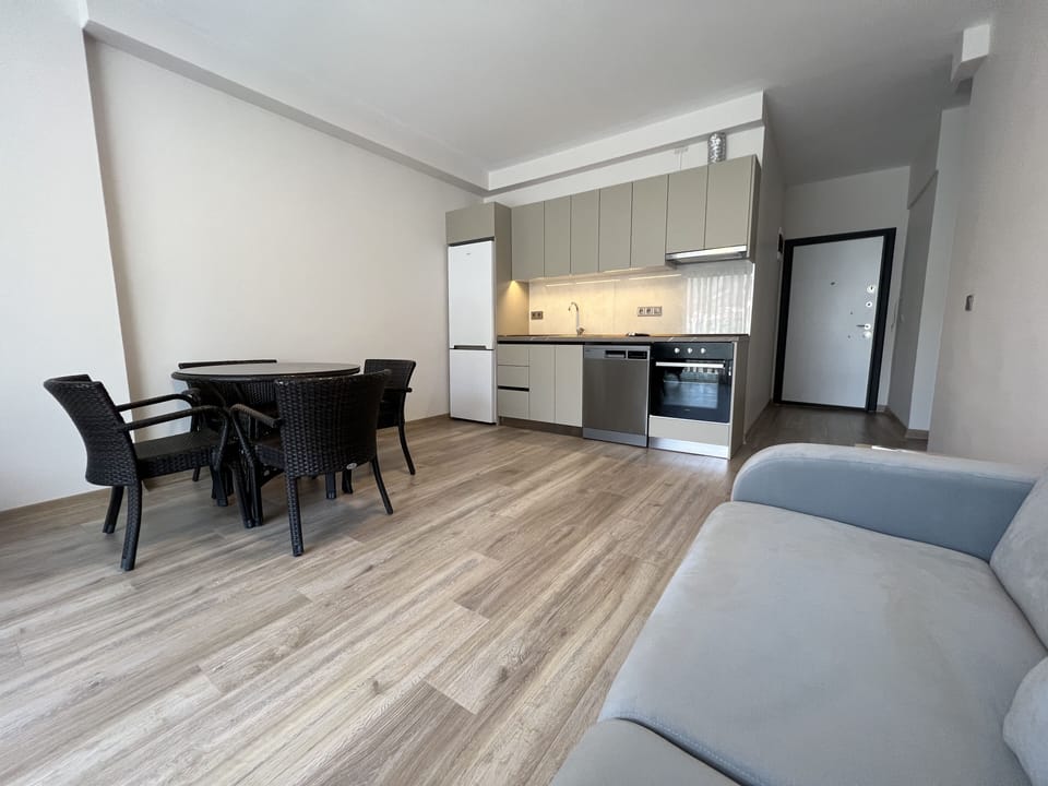 Full-size fridge, oven, stovetop, dishwasher