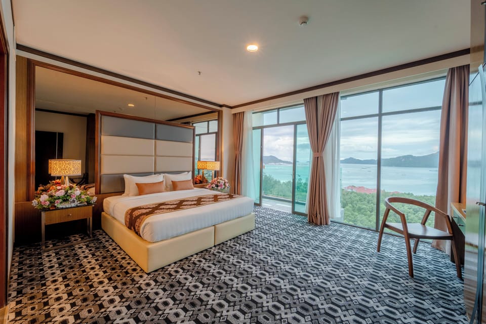 Premier Suite  | Minibar, in-room safe, desk, soundproofing