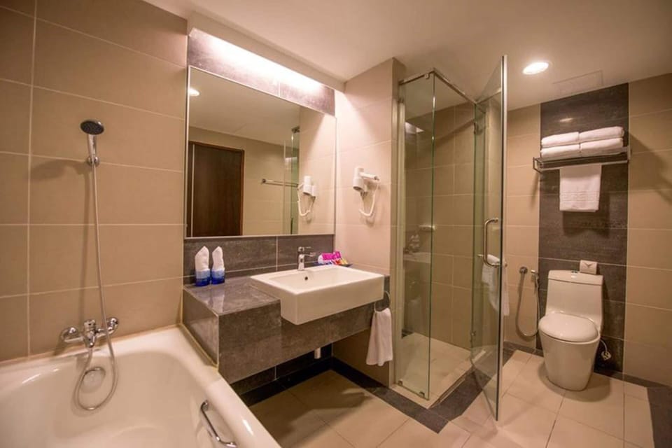 Premier Suite  | Bathroom | Shower, hair dryer, slippers, towels