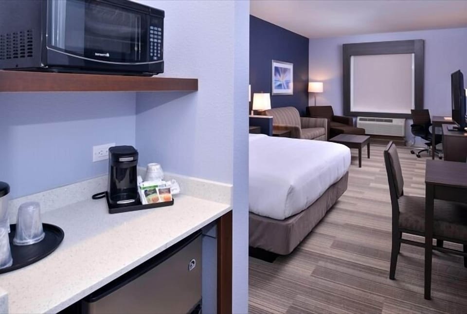 Suite, 1 King Bed (Additional Living Area) | Desk, iron/ironing board, free cribs/infant beds, free WiFi
