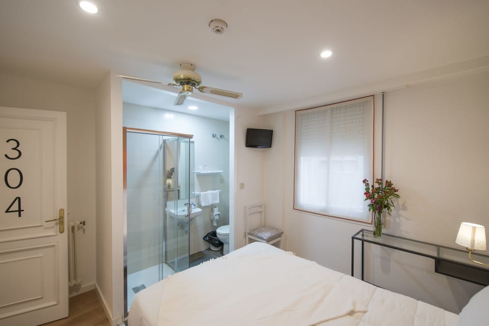 Single Room | Desk, blackout drapes, iron/ironing board, free WiFi