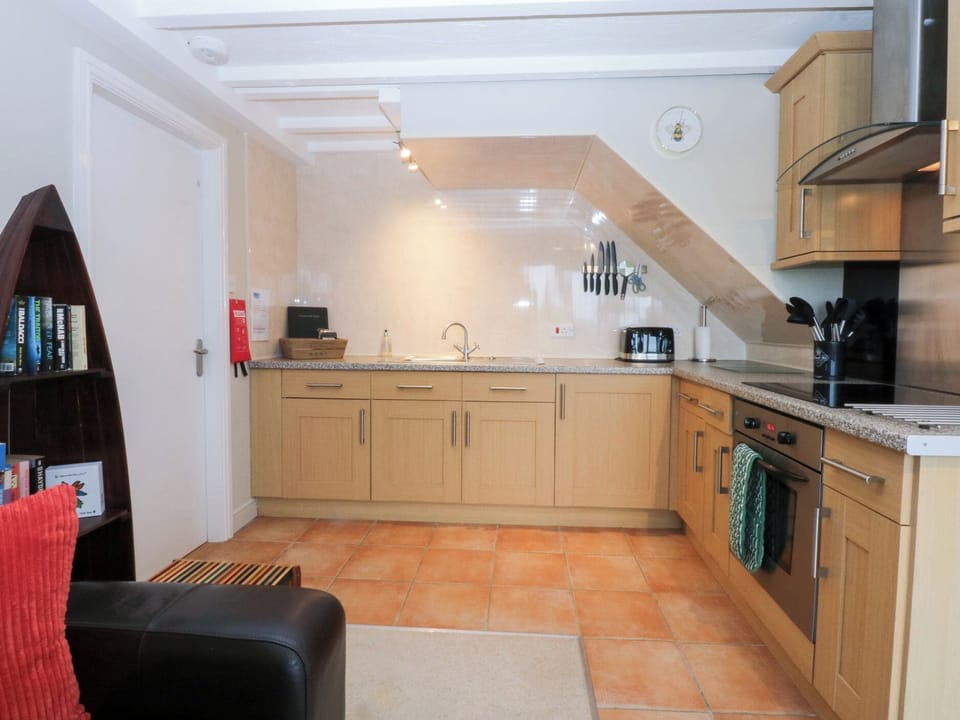 Cottage | Private kitchen | Fridge, dishwasher, electric kettle, cookware/dishes/utensils