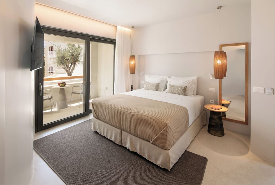 Deluxe Double Room | Premium bedding, down comforters, pillowtop beds, in-room safe