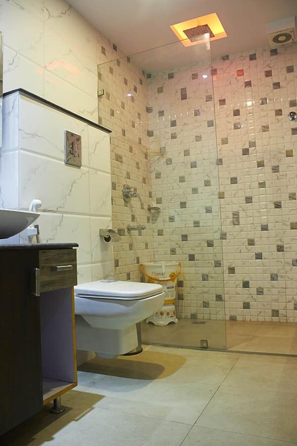 Hotel Waterfall Hotel in Delhi