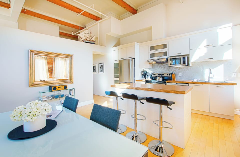 Loft (302) | Private kitchen | Full-size fridge, microwave, oven, stovetop