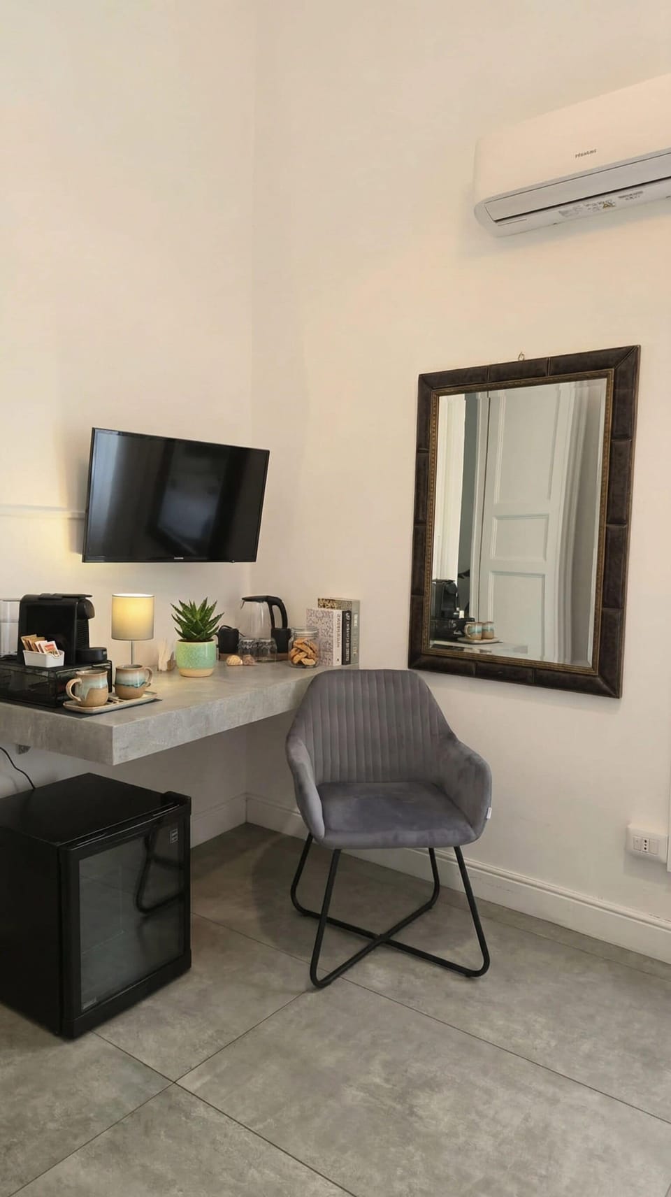 Luxury Room, 1 Queen Bed, Hot Tub, City View | Down comforters, desk, soundproofing, iron/ironing board