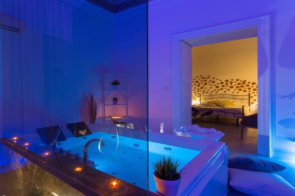 Luxury Room, 1 Queen Bed, Hot Tub, City View | Bathroom | Free toiletries, hair dryer, towels
