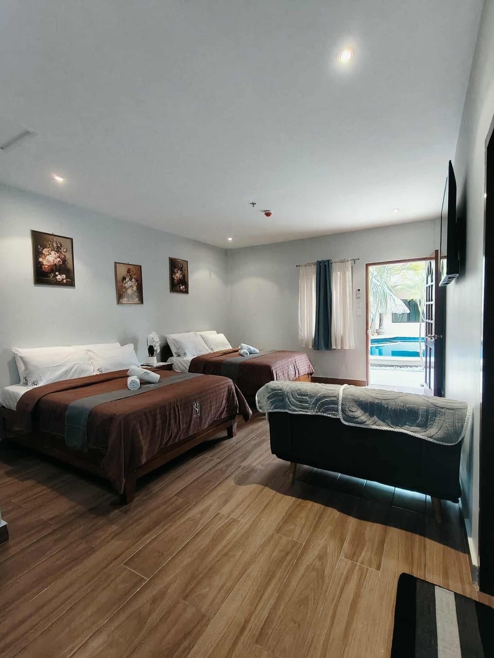 Family Room | Desk, laptop workspace, soundproofing, WiFi (free)