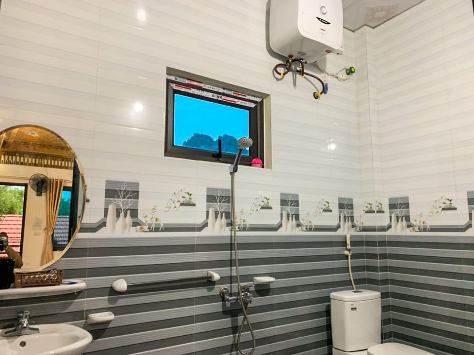 Shower, rainfall showerhead, free toiletries, hair dryer