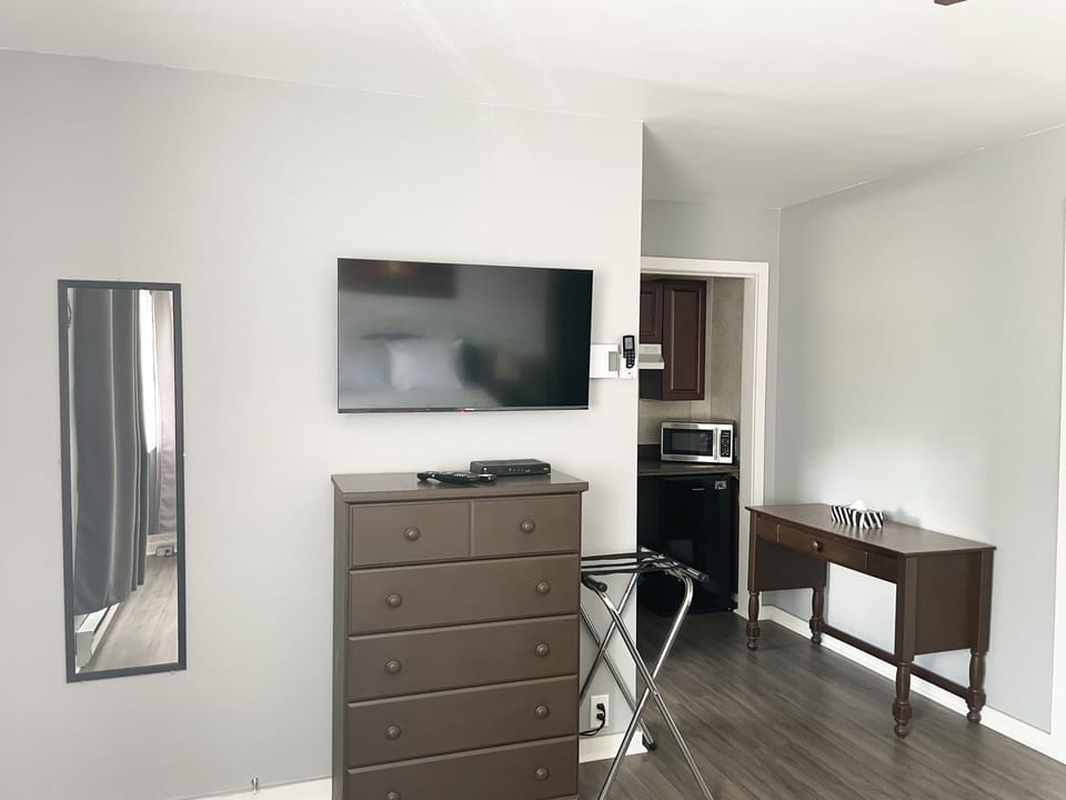 Standard Room | 1 bedroom, desk, laptop workspace, blackout drapes