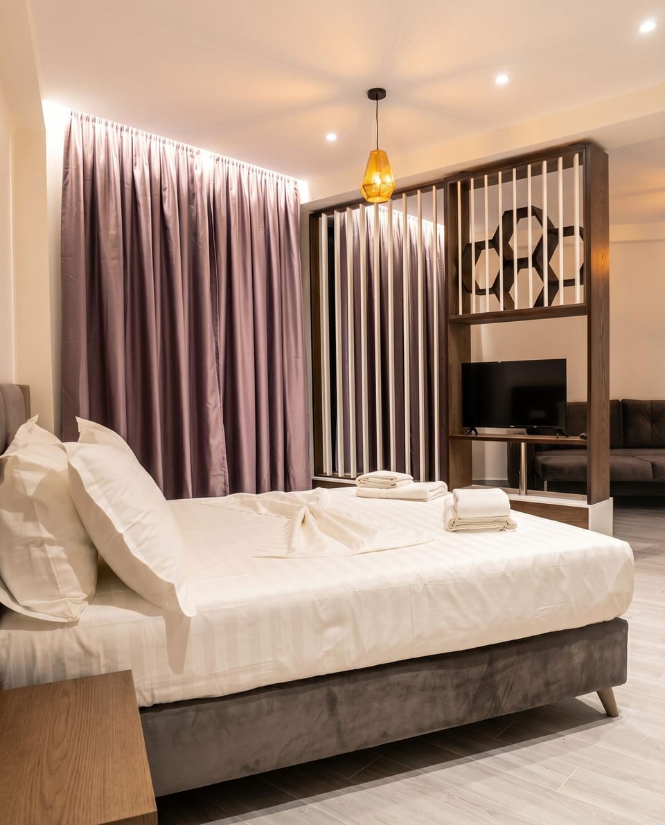 Deluxe Suite | Premium bedding, desk, laptop workspace, WiFi (free)