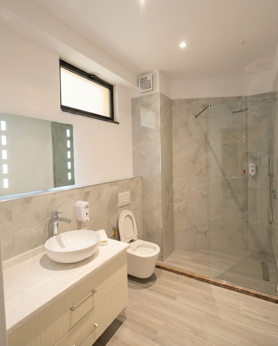 Deluxe Suite | Bathroom | Shower, rainfall showerhead, free toiletries, hair dryer (on request)