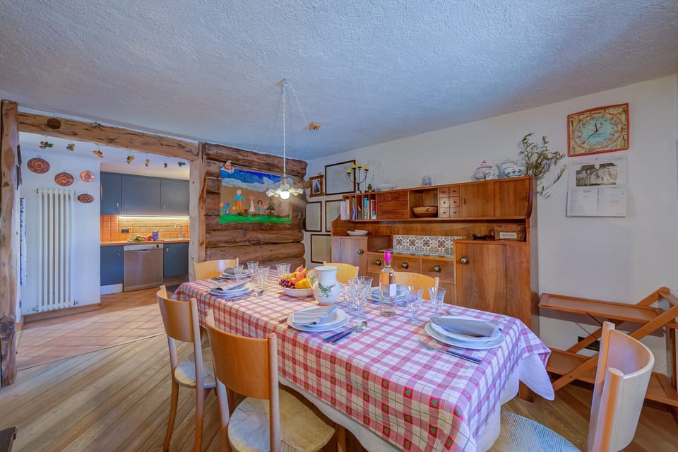 Family Chalet, 4 Bedrooms, Balcony (Chalet Lidia Ski in-Ski out 50m) | Dining room