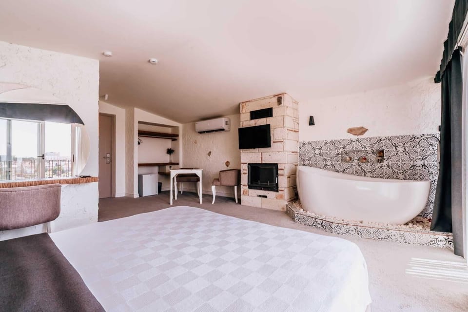 Deluxe Room | Premium bedding, minibar, laptop workspace, free WiFi