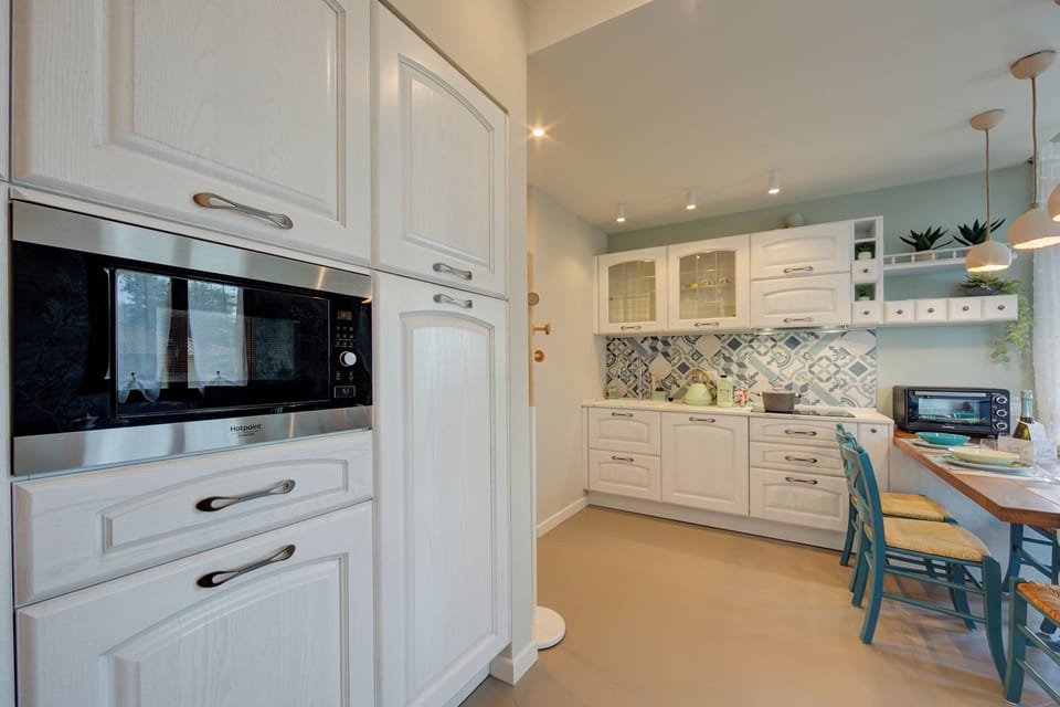 Family Apartment, Multiple Bedrooms, Mountainside (Pandora Lake View Stresa) | Private kitchen | Fridge, microwave, oven, stovetop