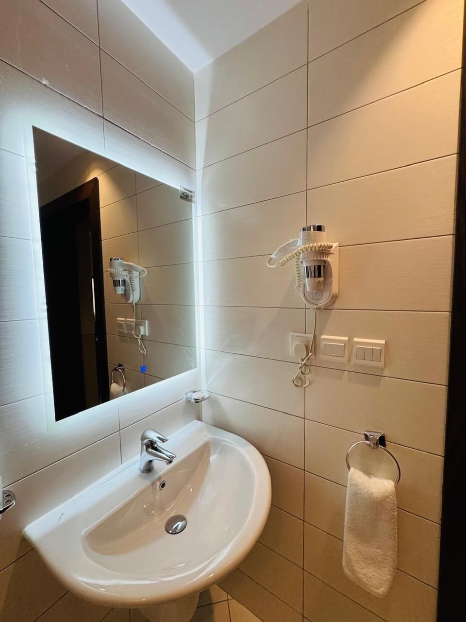 Deluxe Room | Bathroom sink