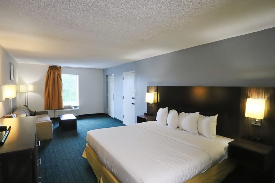 Suite, 1 King Bed | Desk, blackout drapes, iron/ironing board, free WiFi