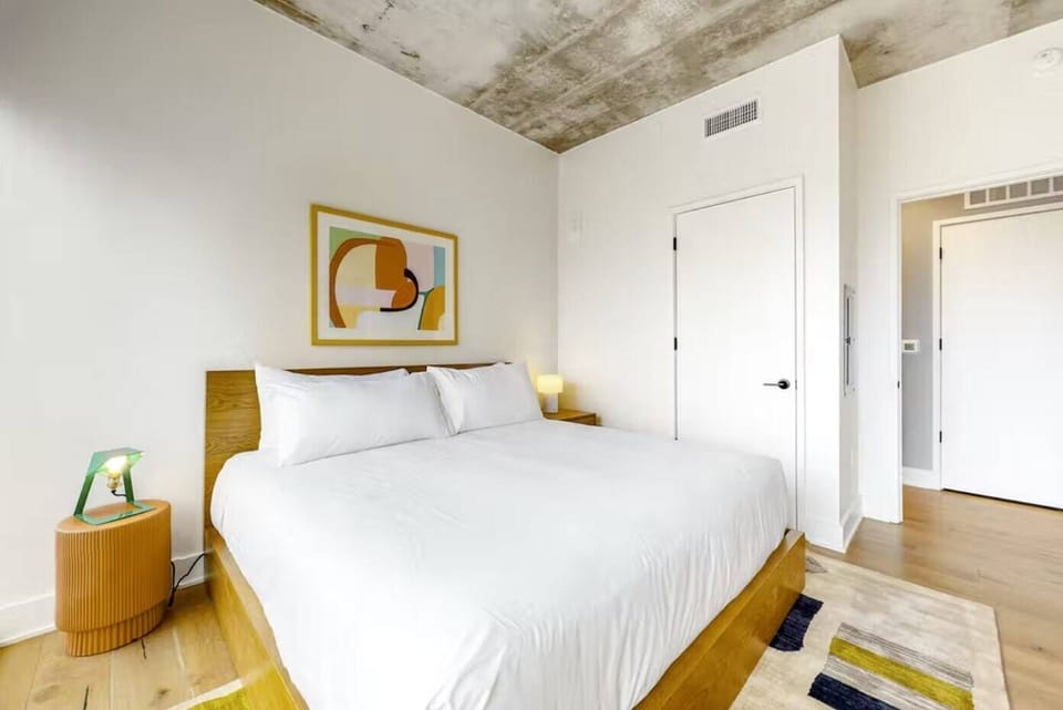 Luxe High Rise off of Rainey St. Apartment in Austin